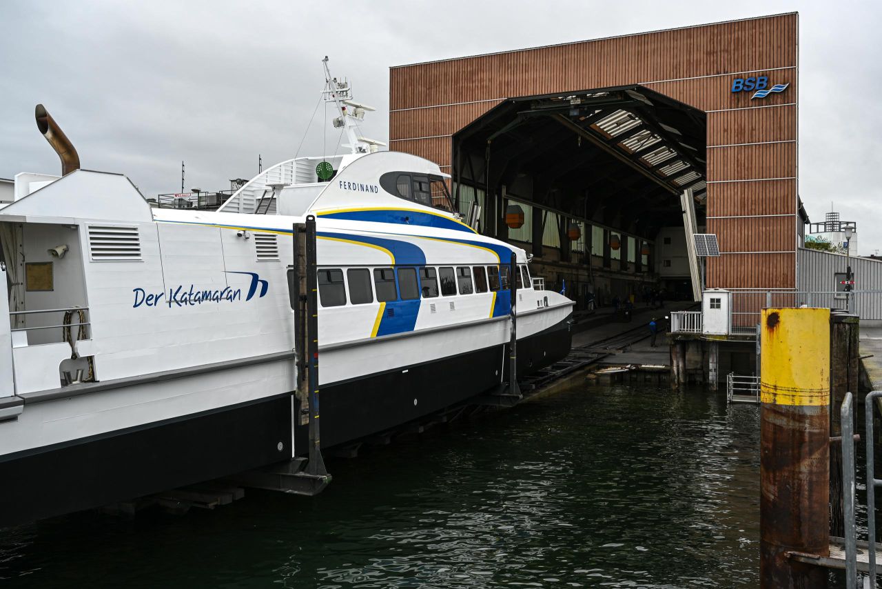 Katamaran Ferdinand verlässt die Werft in Friedrichshafen